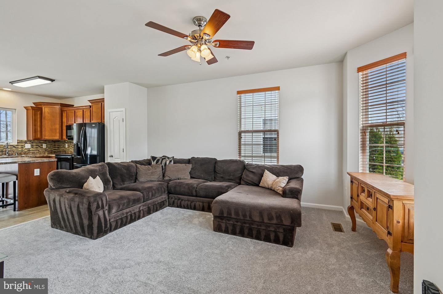 821 Croggan Crescent photo 2