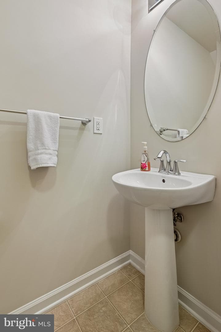821 Croggan Crescent photo 24