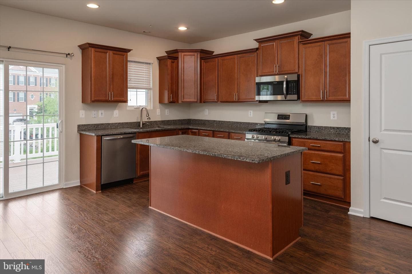 8339 Daydream Crescent photo 4