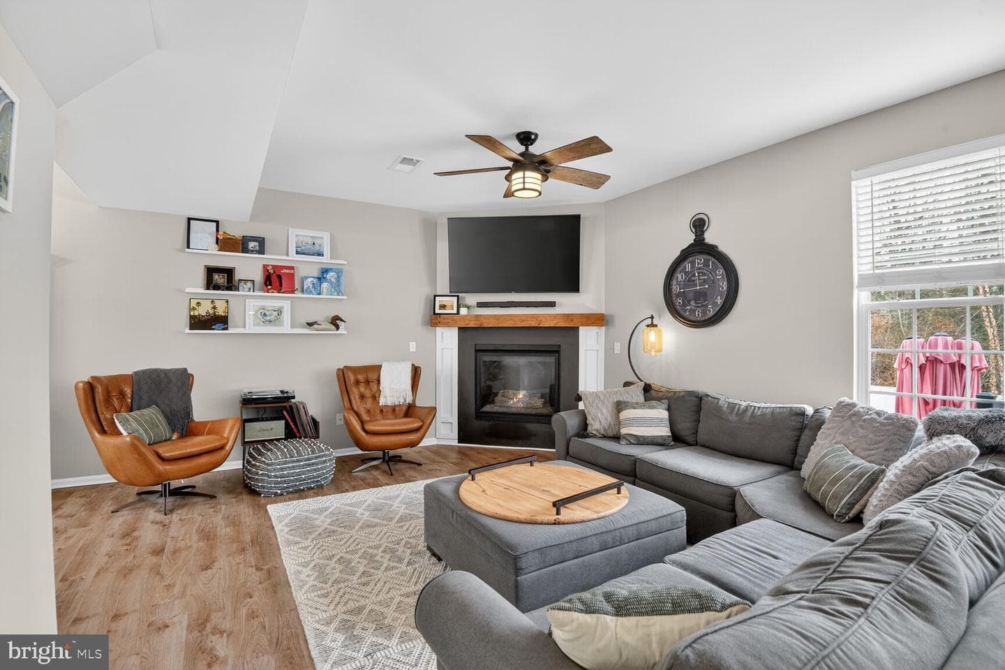 1409 James Way photo 3
