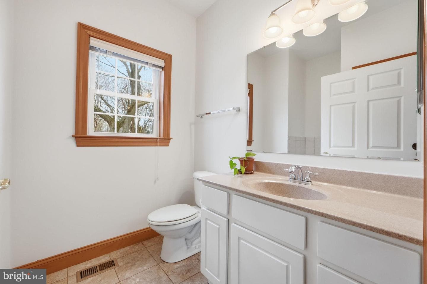 5566 Franklin Boulevard photo 23