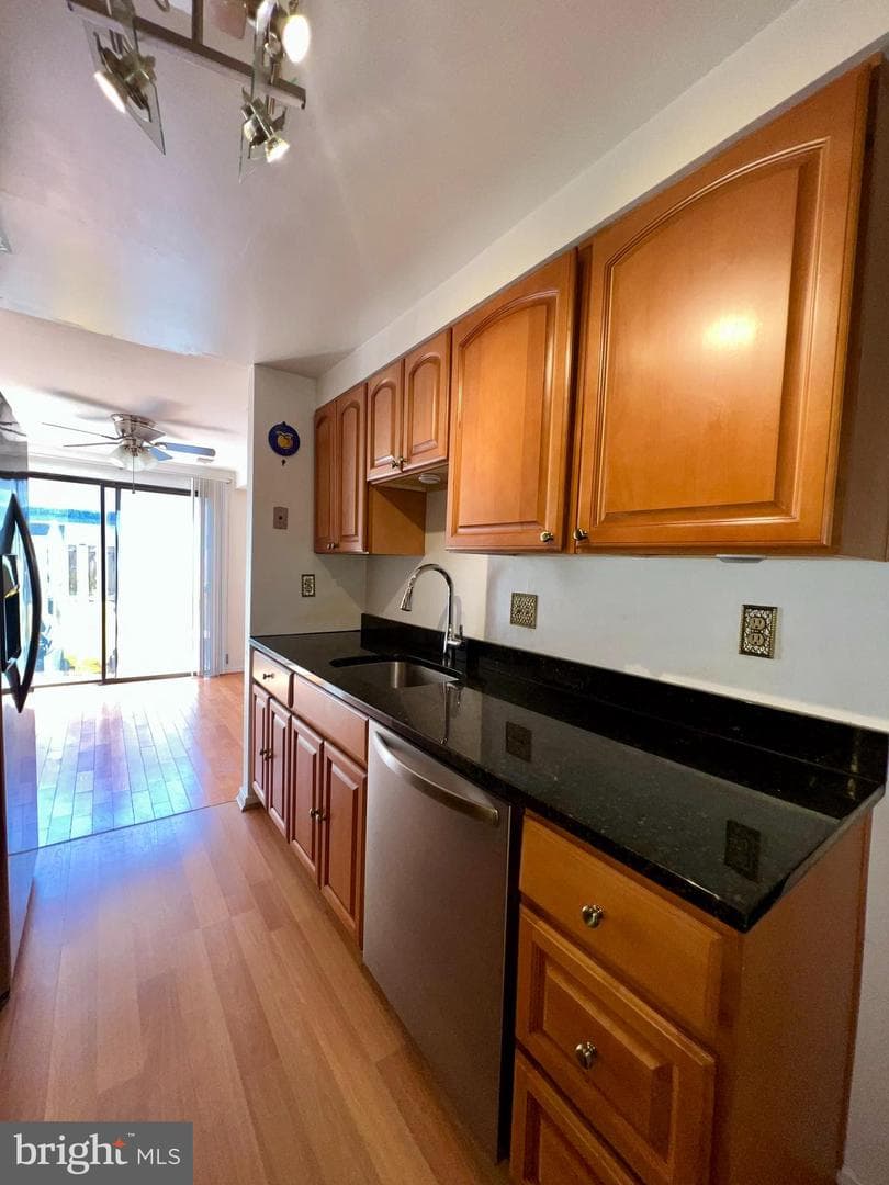 596 West Court photo 21