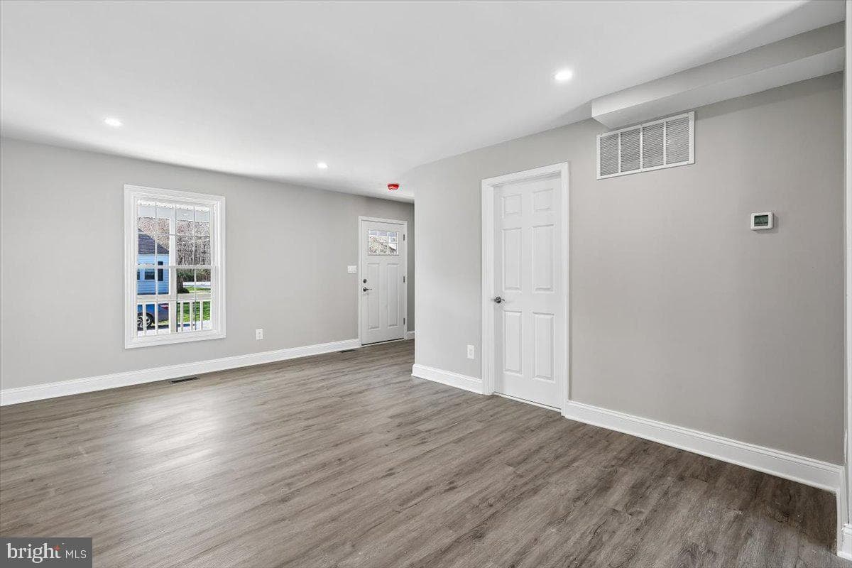 1160 Oak Avenue photo 9