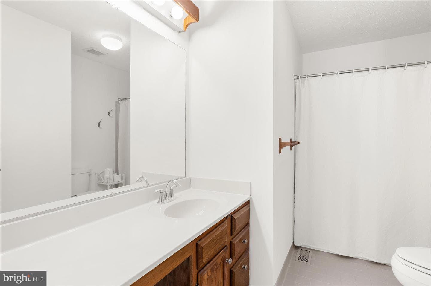 1678 Wickham Way photo 32
