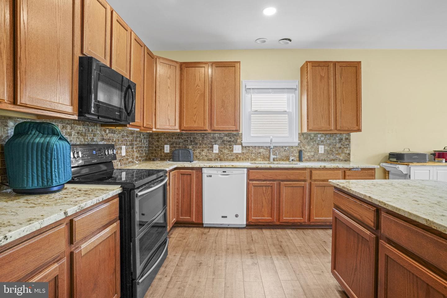 1006 Henry Avenue photo 2
