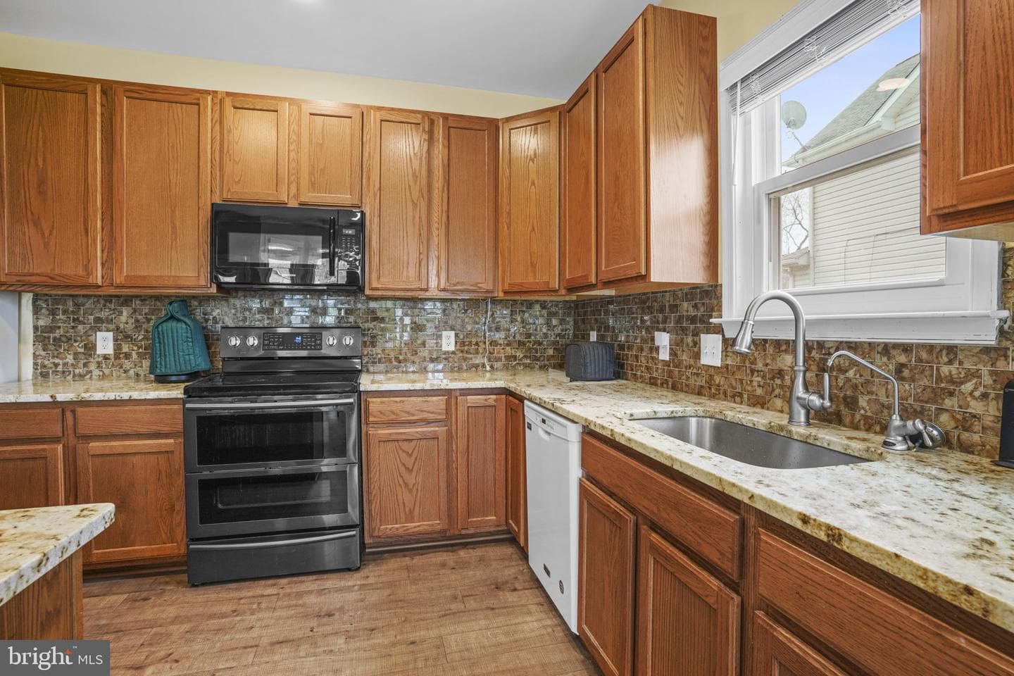 1006 Henry Avenue photo 4