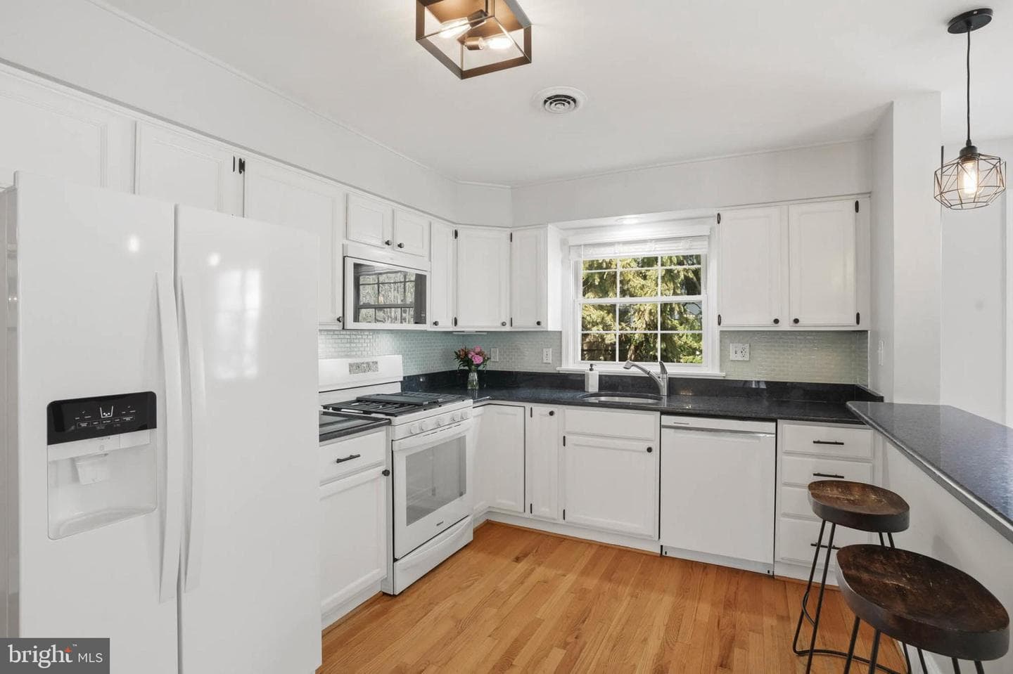 11 Glen Avenue N photo 8