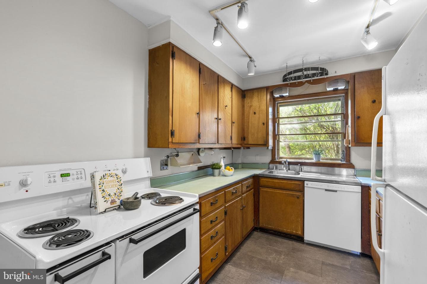 211 W Maple Road photo 11