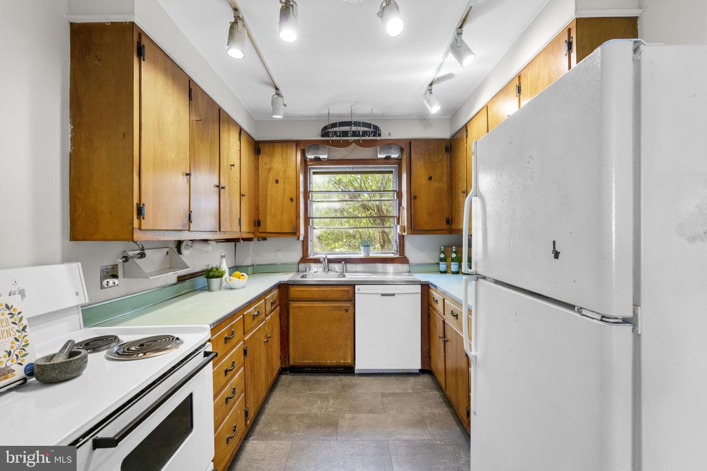 211 W Maple Road photo 12