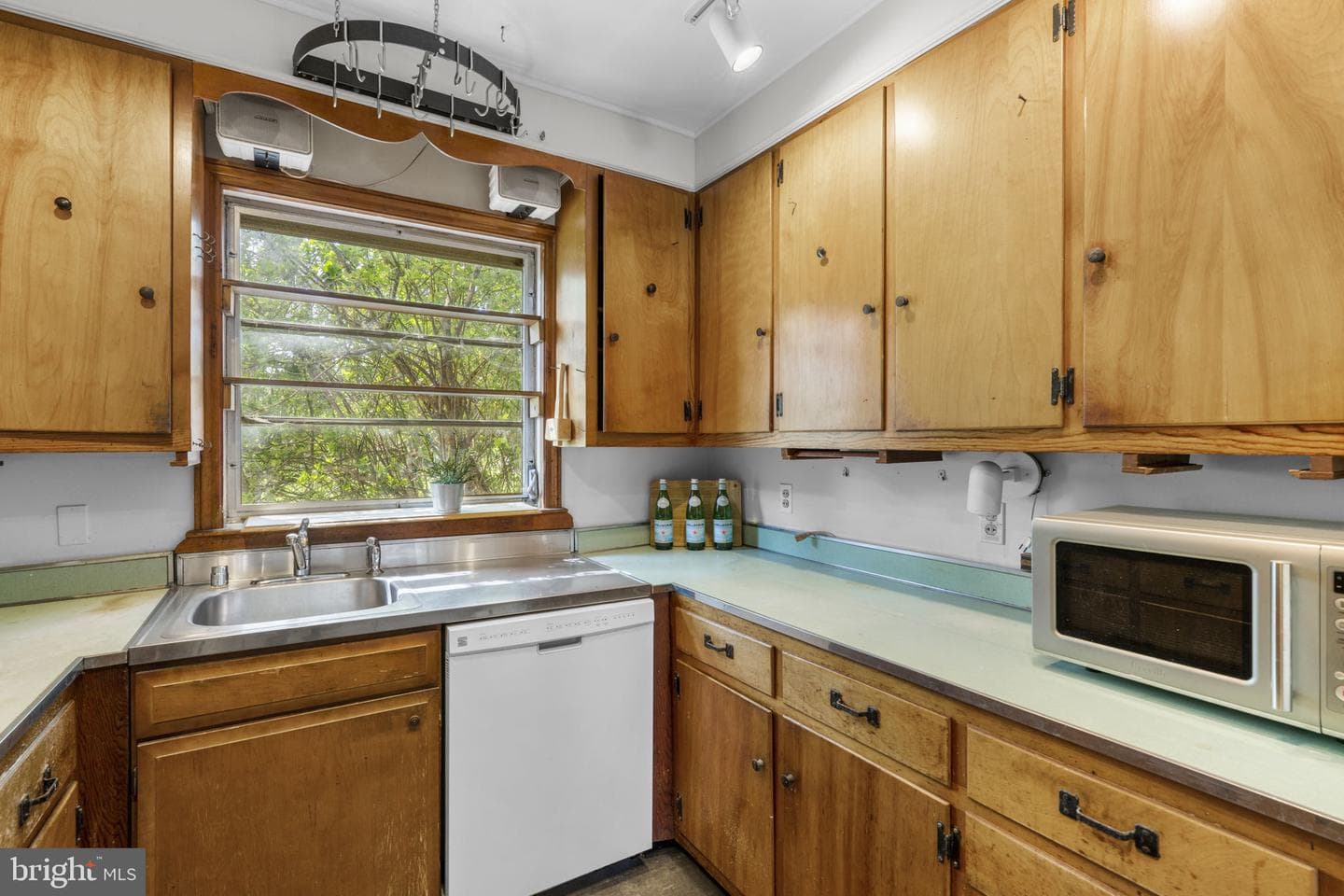 211 W Maple Road photo 13