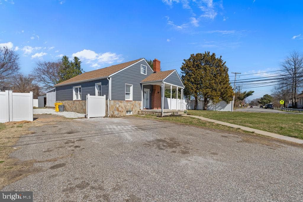 8489 Arbutus Road photo 3