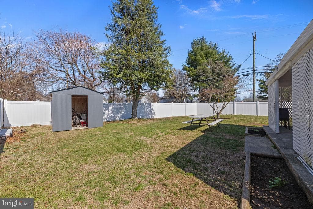 8489 Arbutus Road photo 38