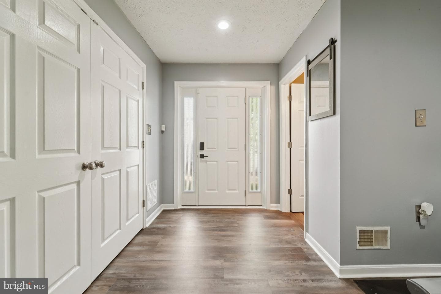 2715 Thornbrook Court photo 4