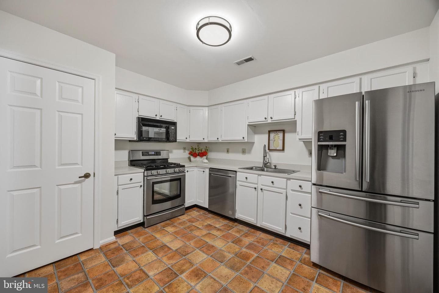 907 Beacon Way photo 3