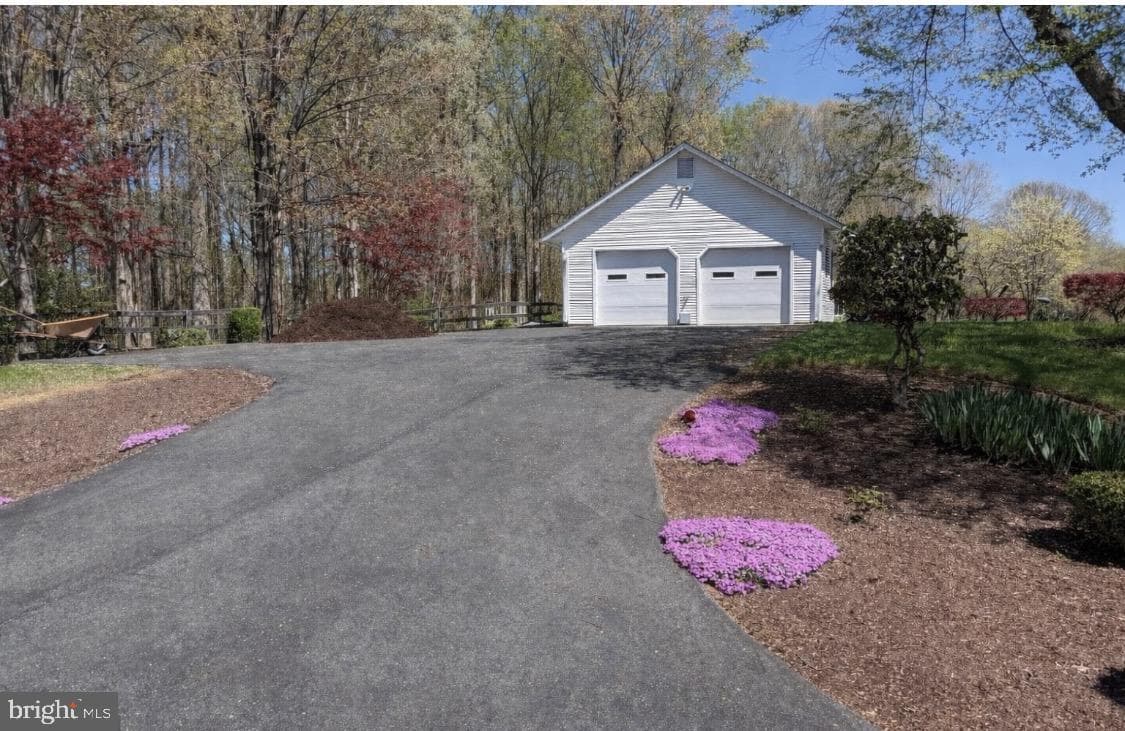 733 Sharpsburg Drive photo 3