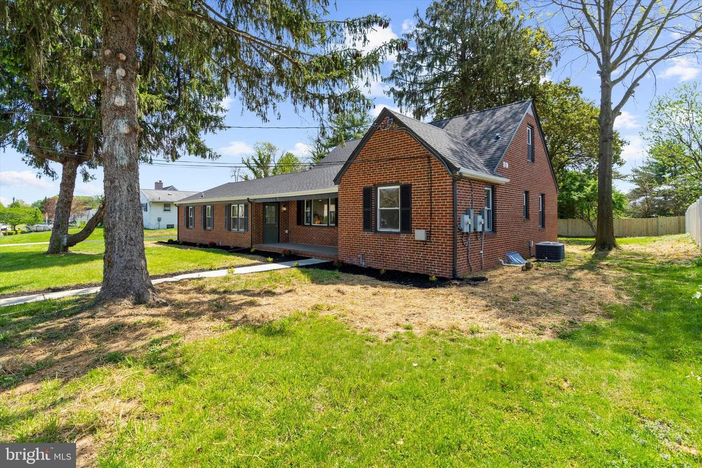 203 Walton Avenue photo 3