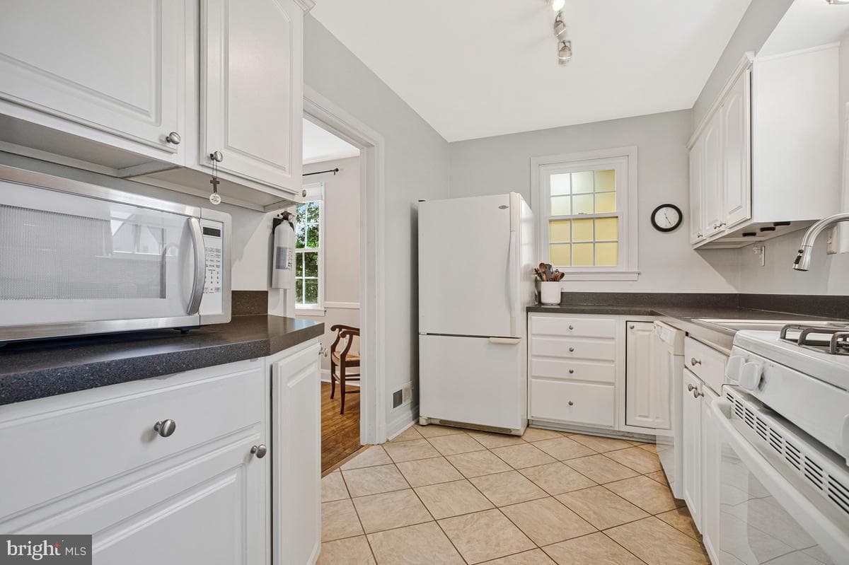 601 Forest View Road photo 12