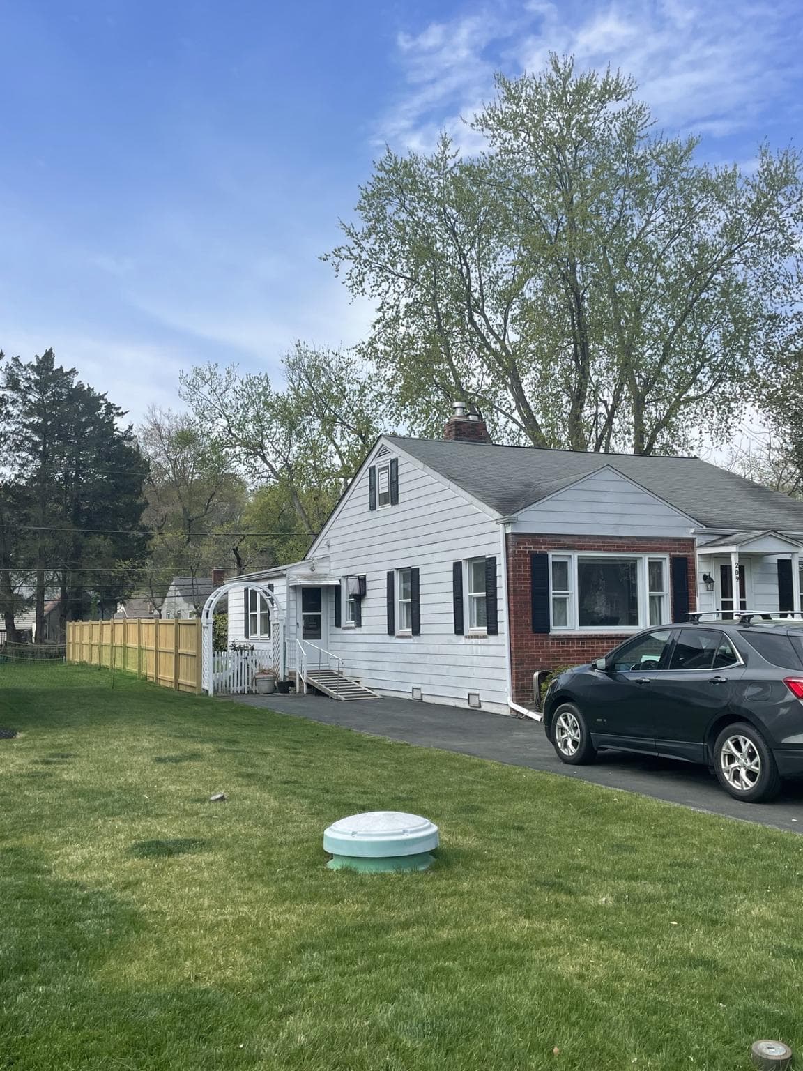 209 Beverley Avenue photo 2