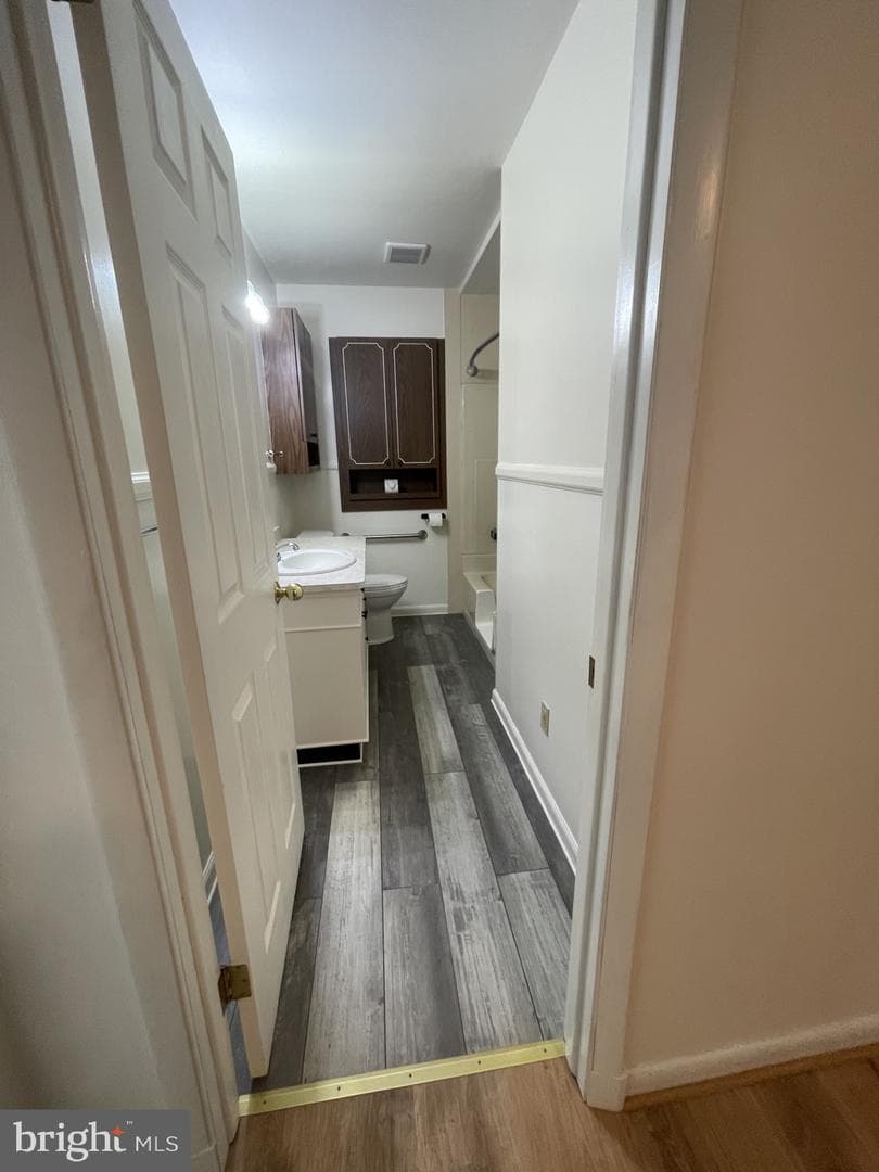 209 Beverley Avenue photo 30
