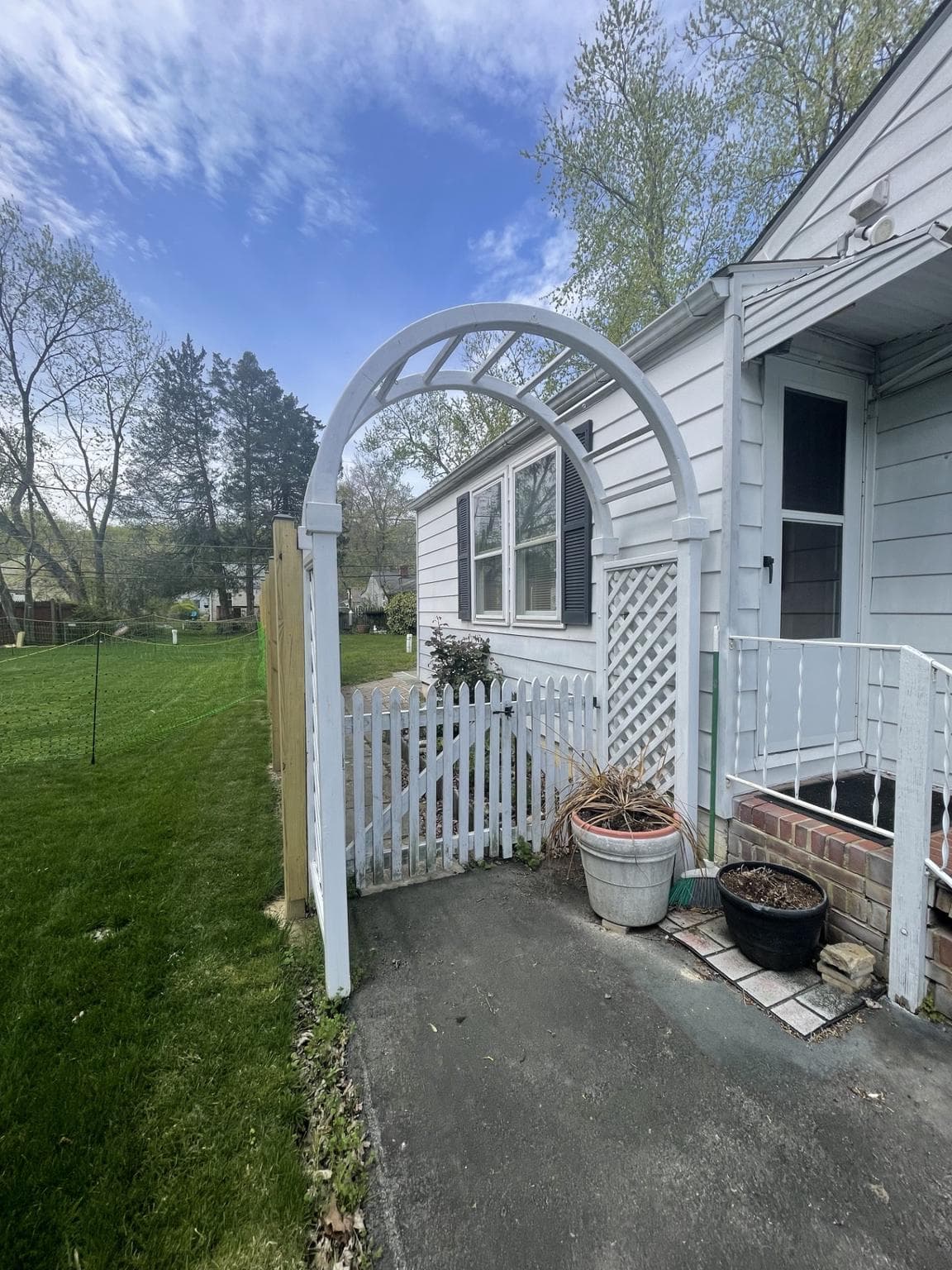 209 Beverley Avenue photo 4