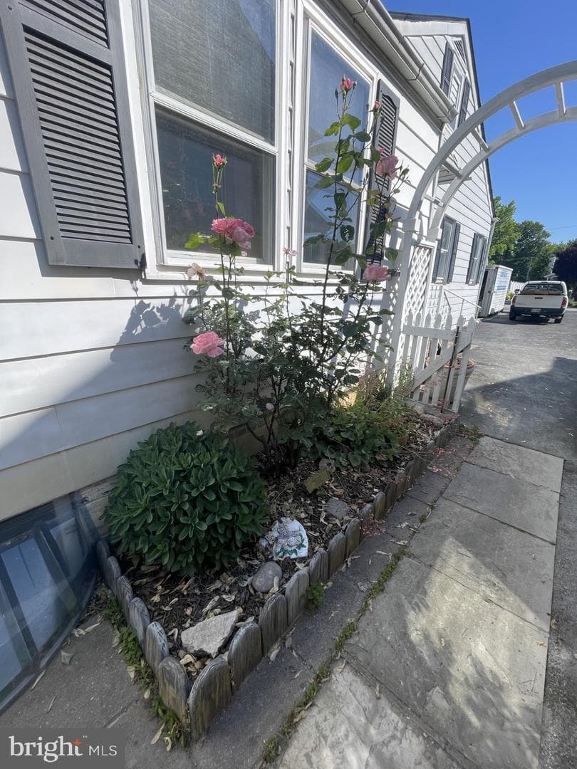 209 Beverley Avenue photo 60