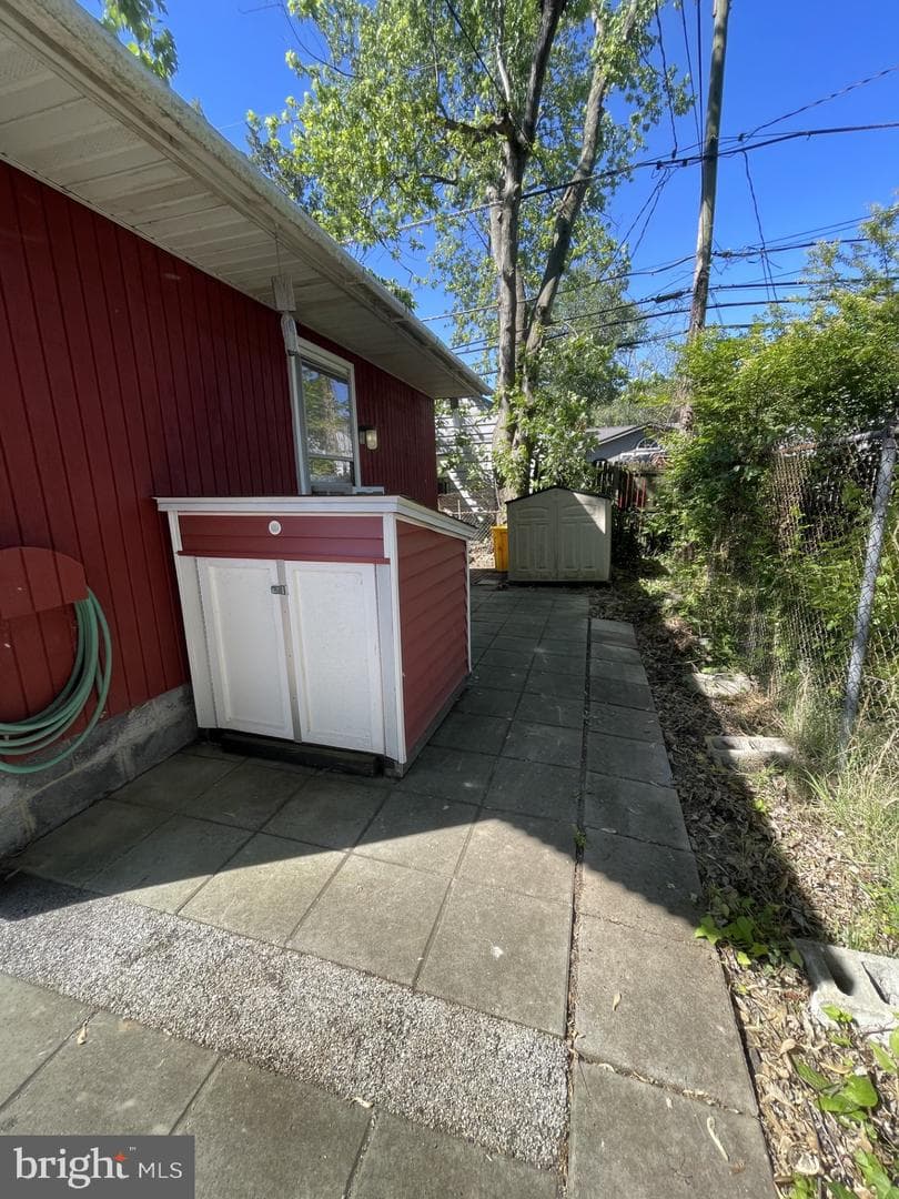 209 Beverley Avenue photo 67