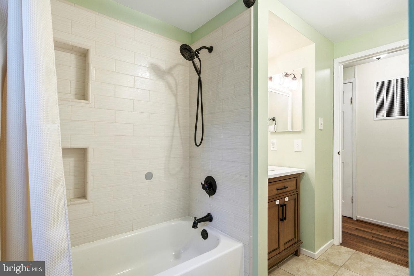 11 Tracys Lane photo 39