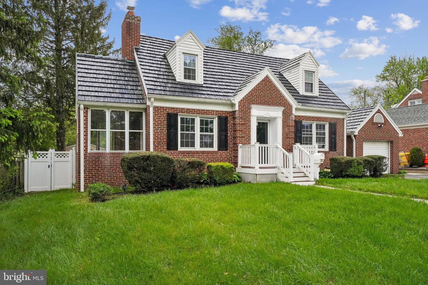 527 Forest View Road photo 2