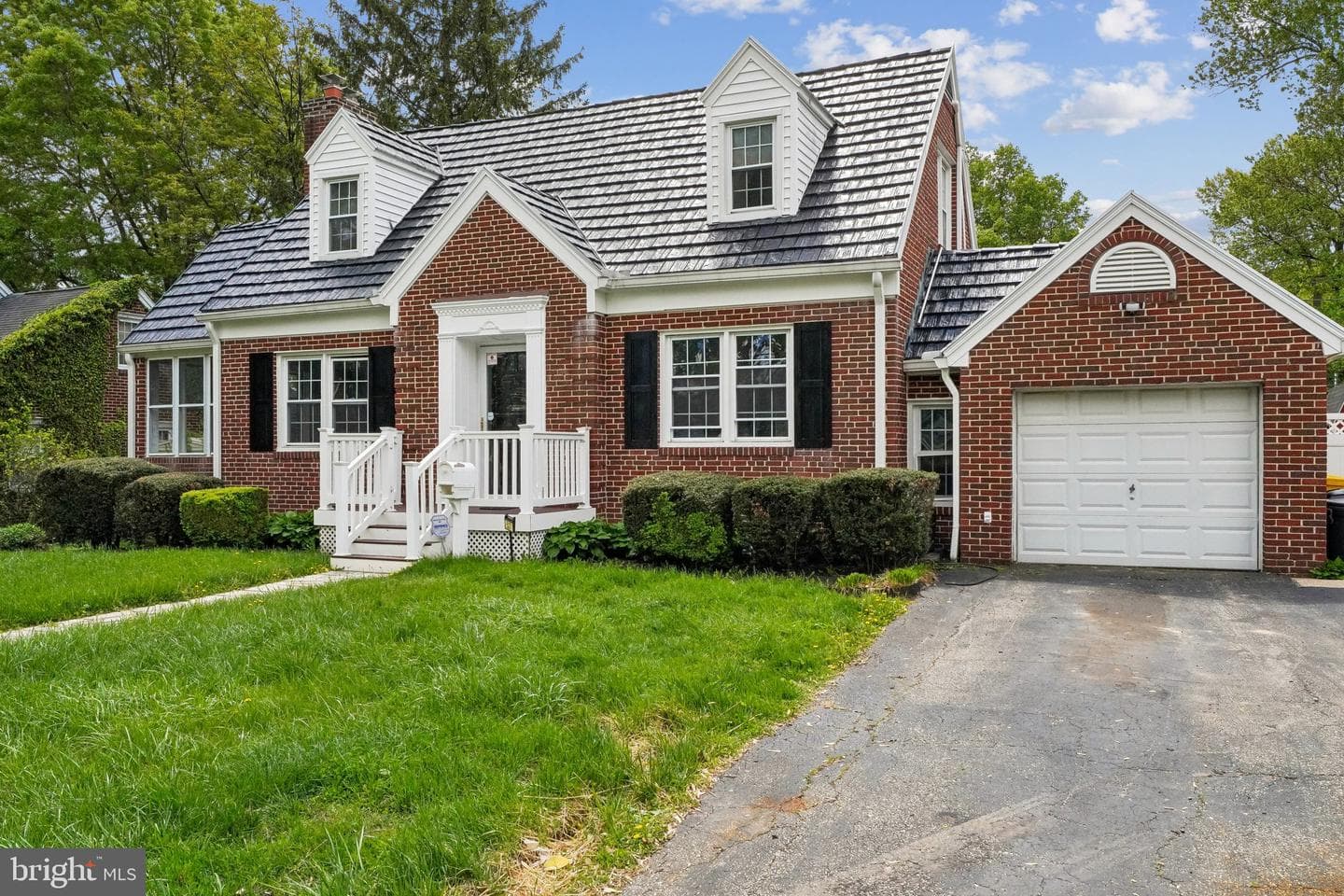 527 Forest View Road photo 3