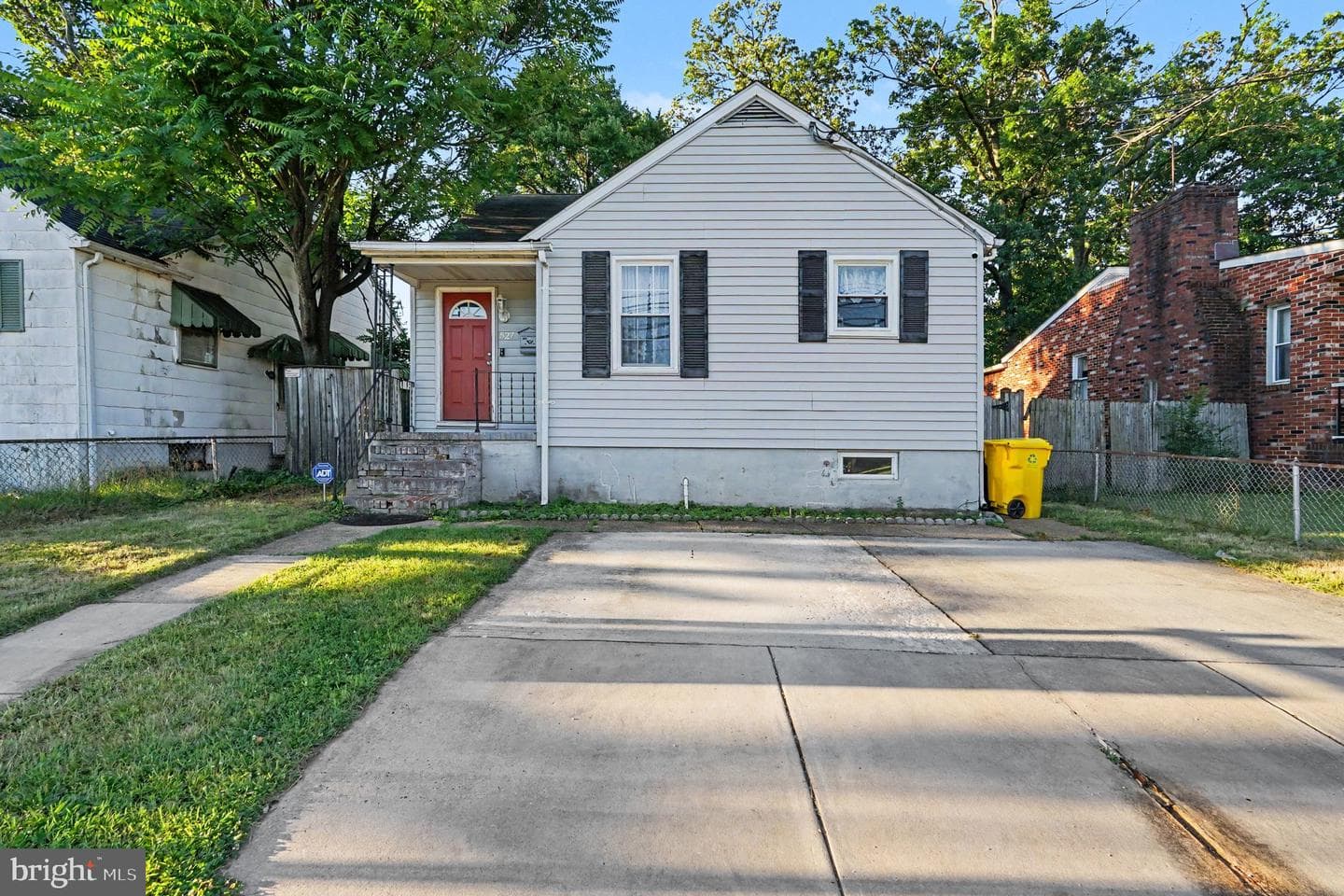 527 Stewart Avenue photo 1