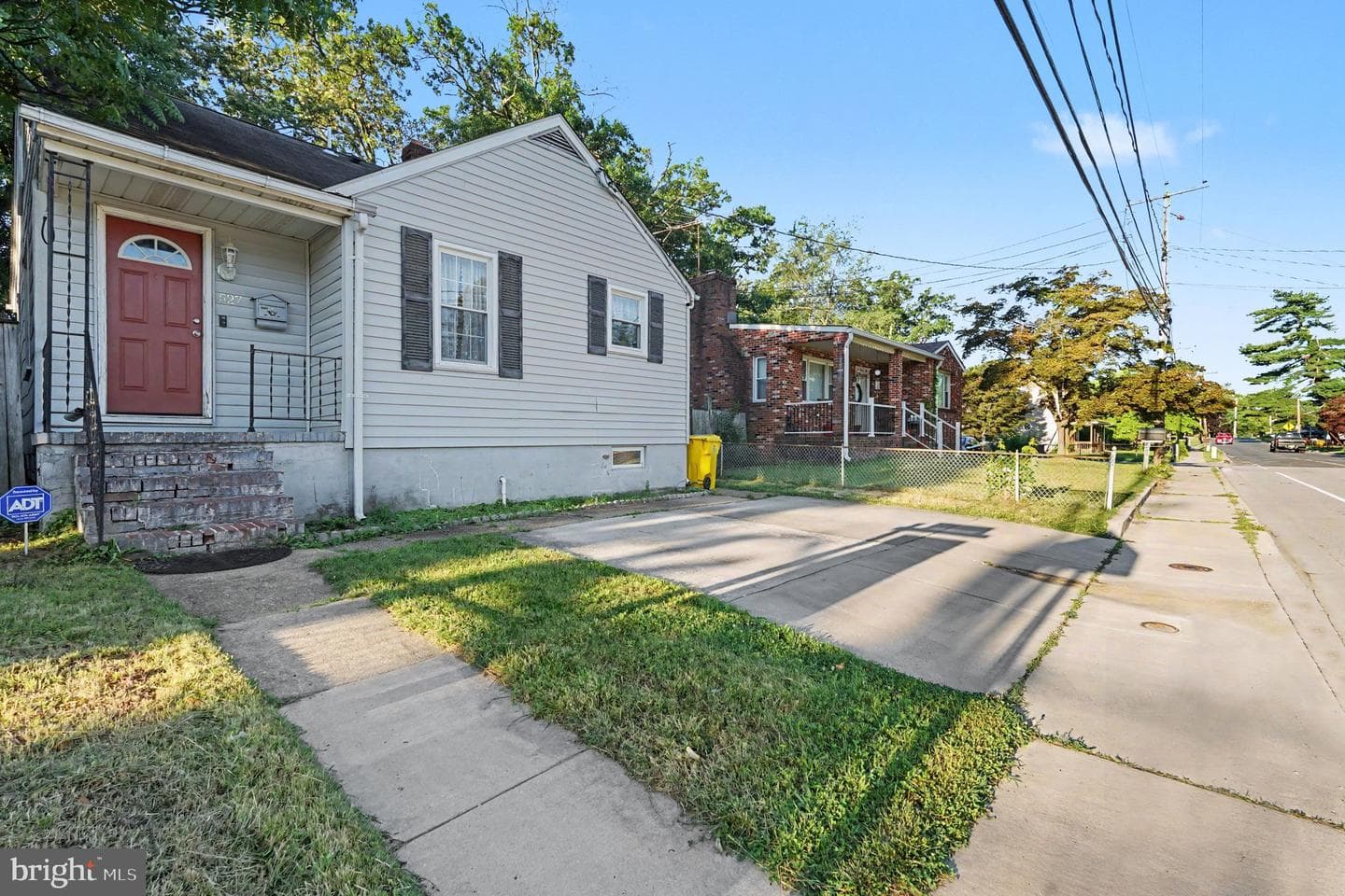 527 Stewart Avenue photo 3