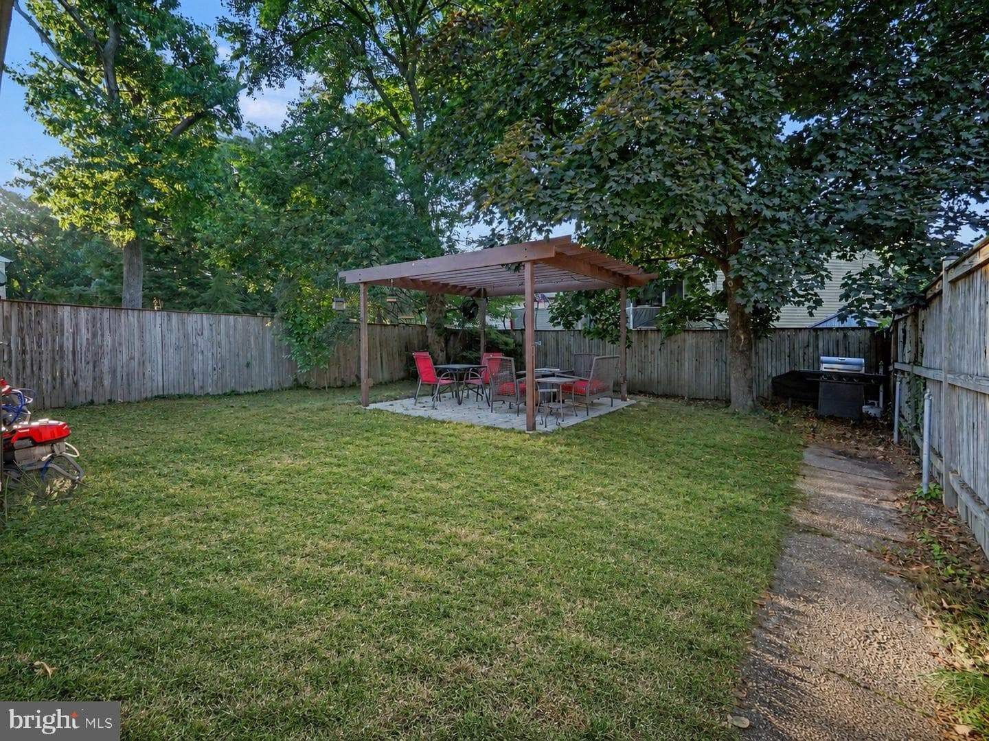 527 Stewart Avenue photo 4
