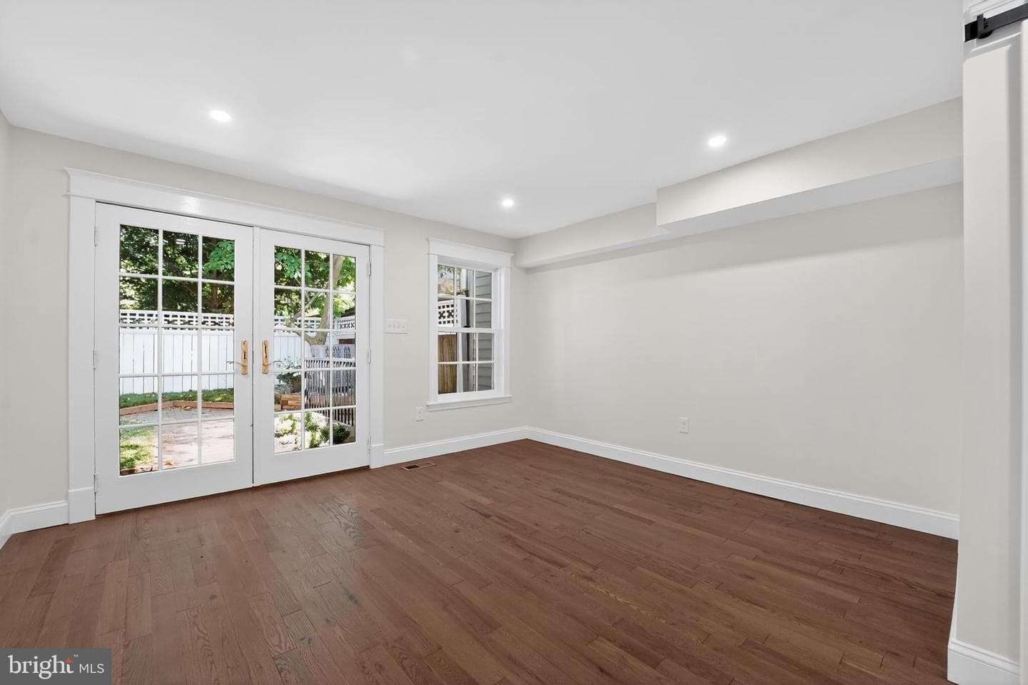 9 College Avenue photo 36