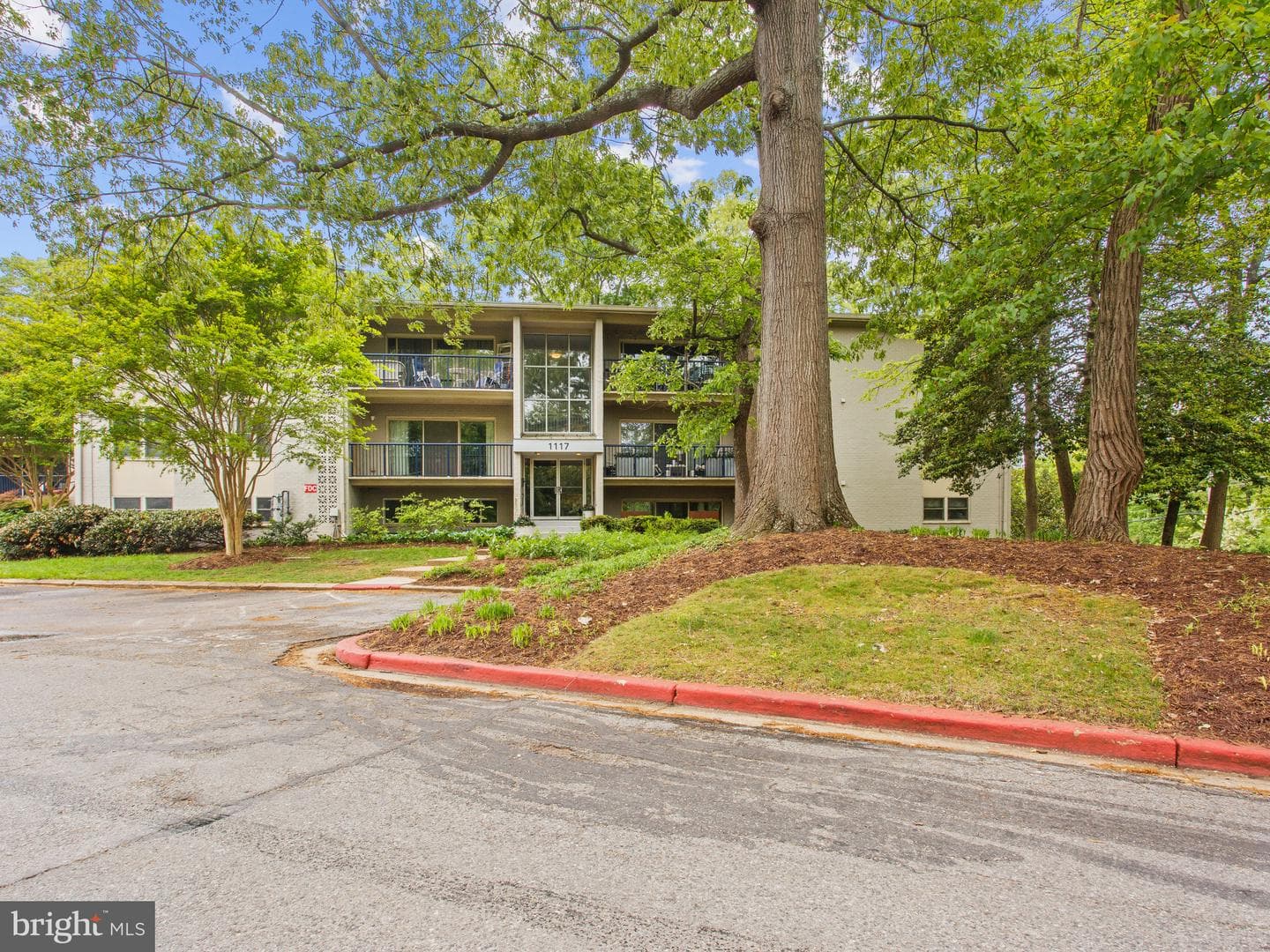 1117 Primrose Court #301 photo 2