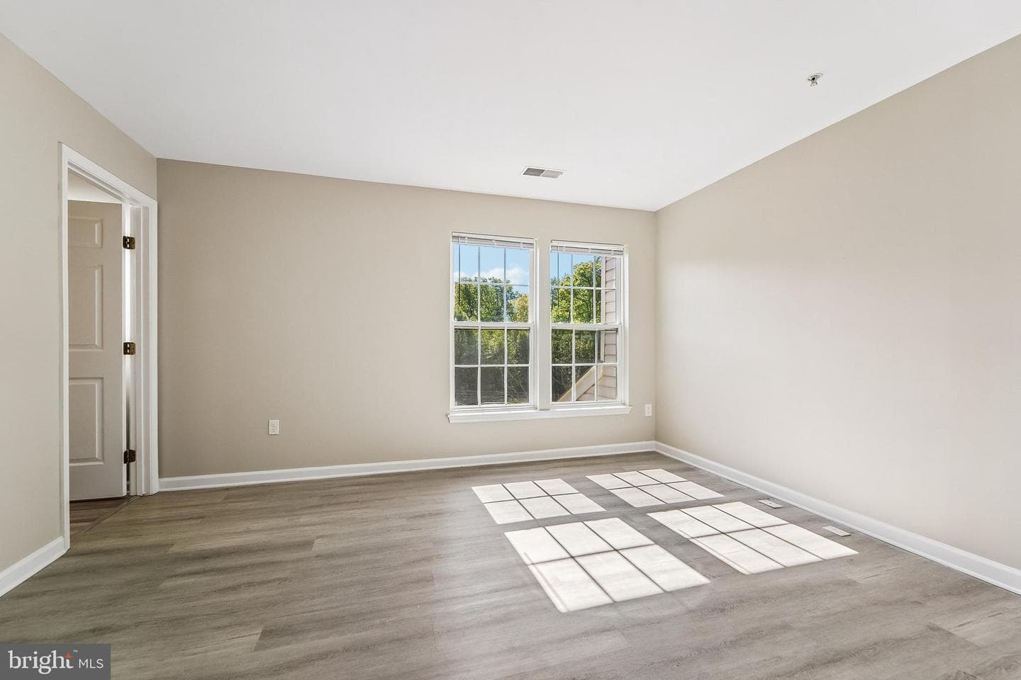1461 Pangbourne Way photo 22