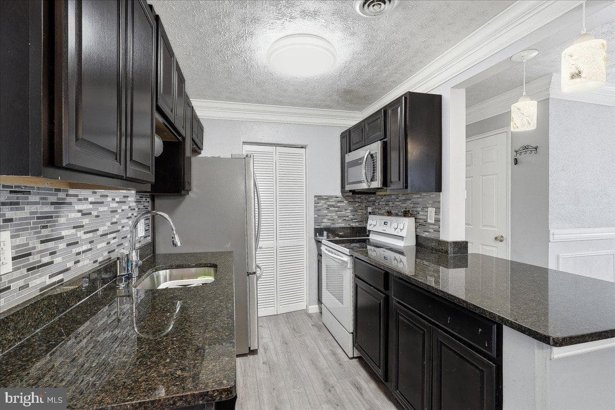 1715 Saunders Way photo 13