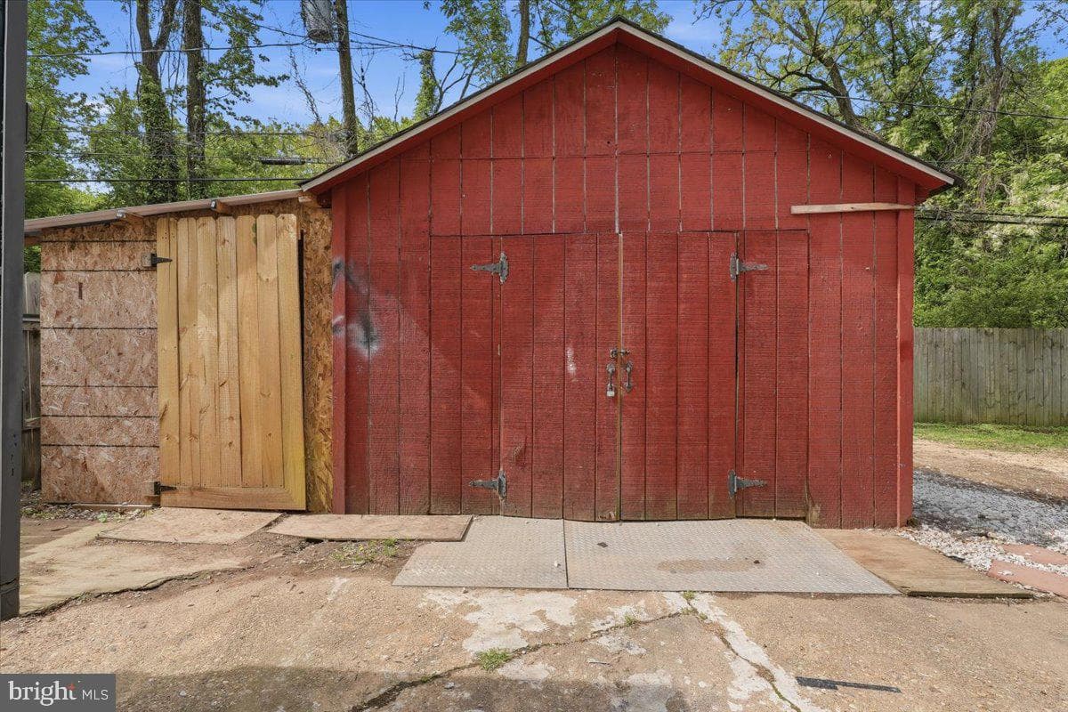 1715 Saunders Way photo 24