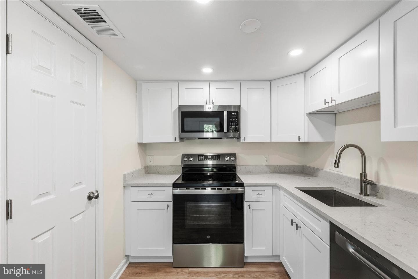 604 Newbridge Court #3-604 photo 12