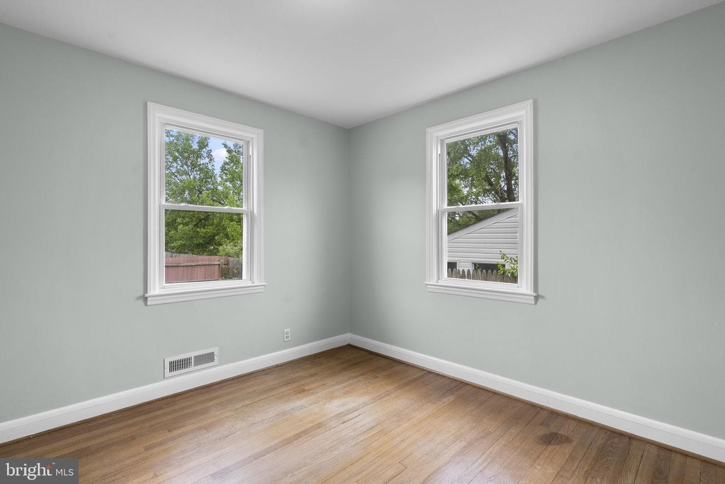 306 Vernon Ave photo 18