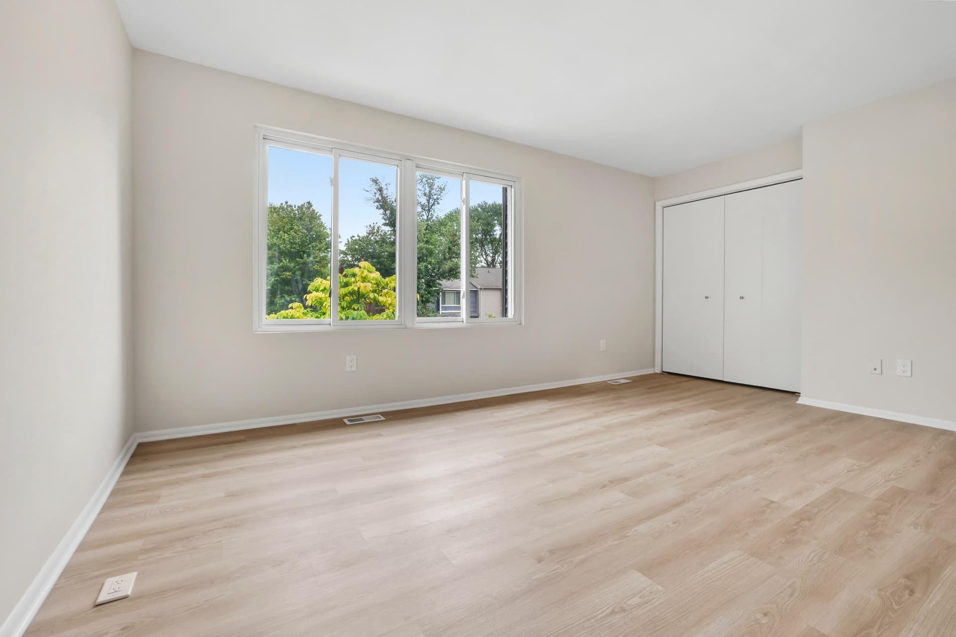 1608 Woodtree Court W photo 14