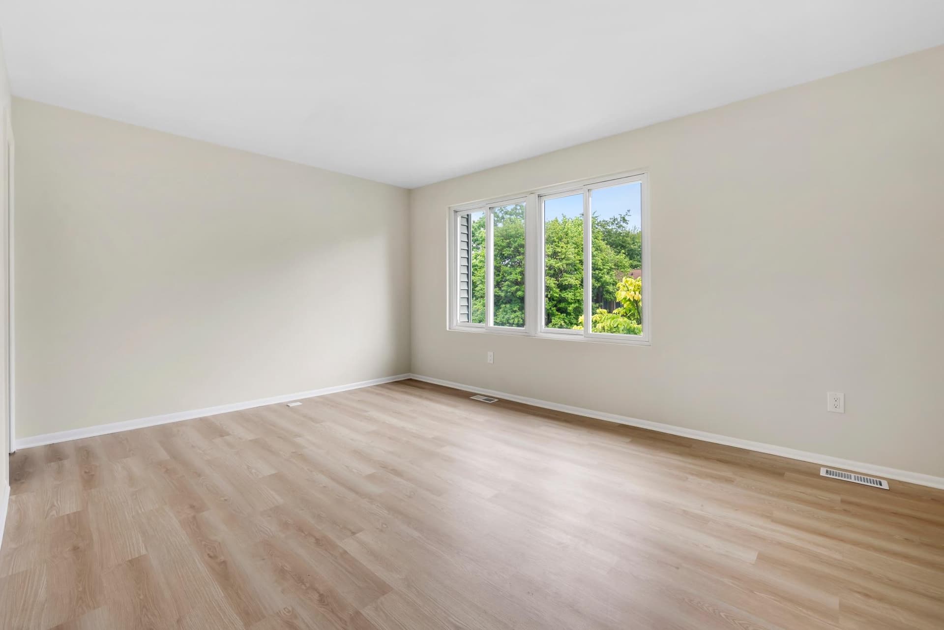 1608 Woodtree Court W photo 16