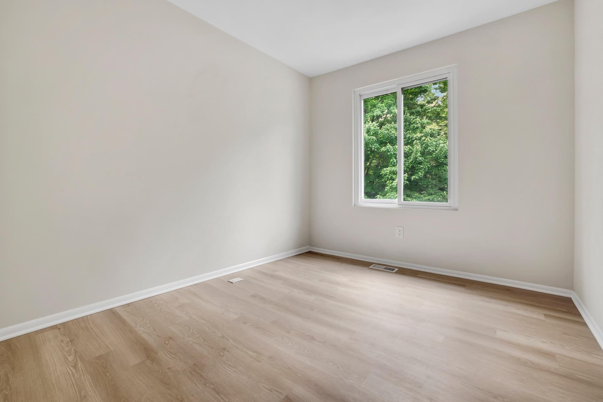 1608 Woodtree Court W photo 21