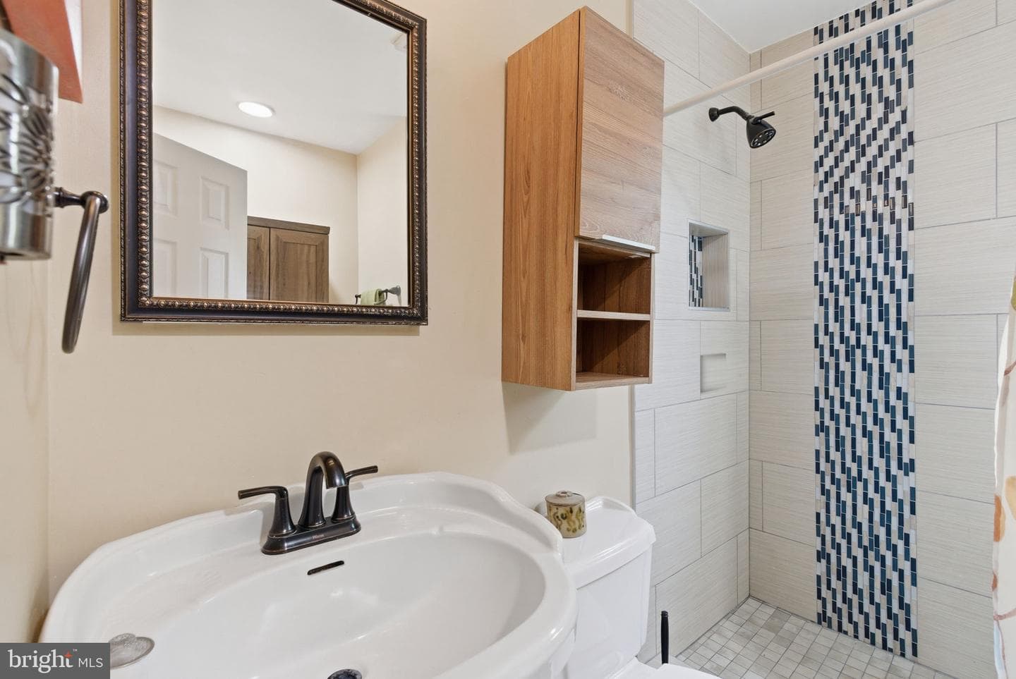 1071 Kings Road photo 14