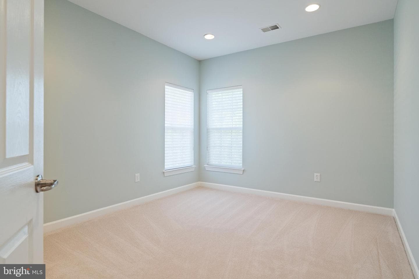 216 Bowen Court photo 34