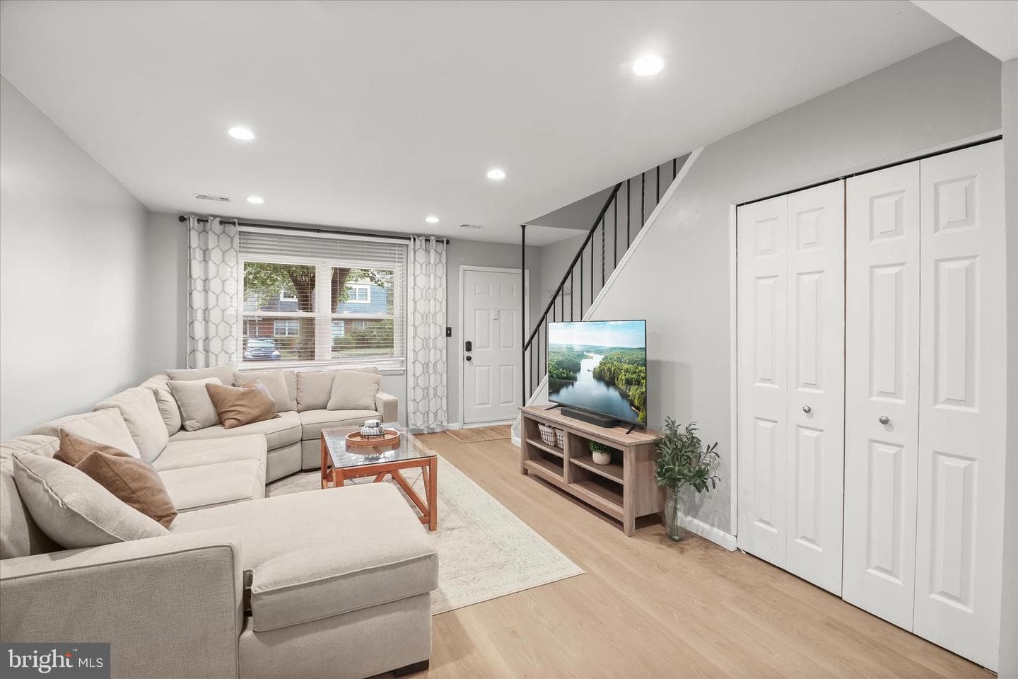 563 Belmawr Place photo 4