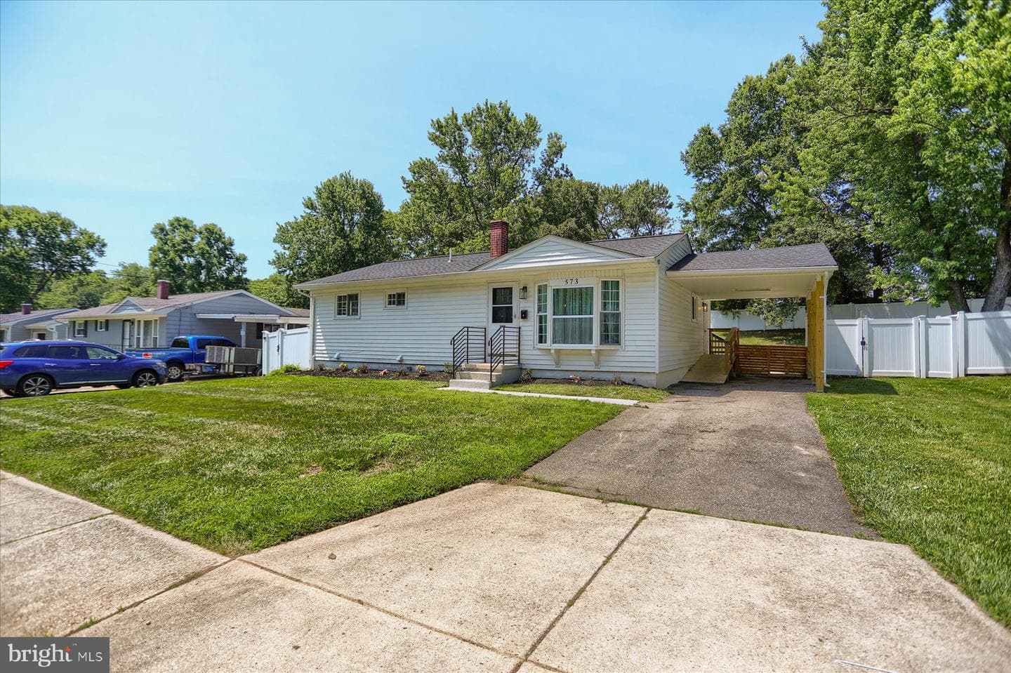 573 Rita Dr photo 3