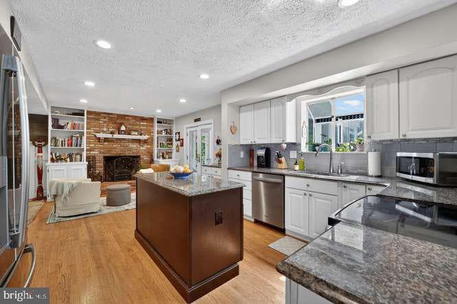 1307 Blackwalnut Court photo 8