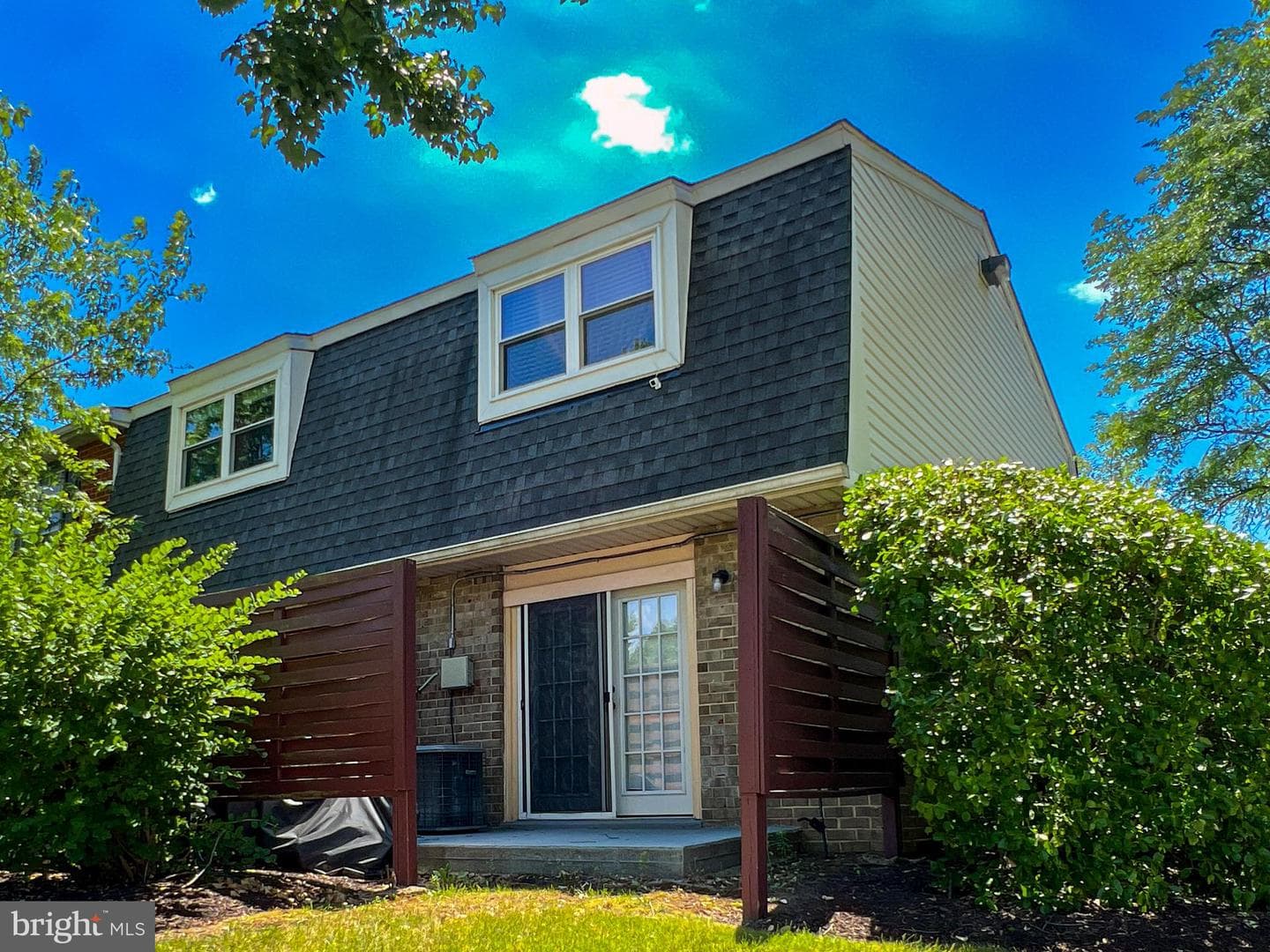 598 Belmawr Place photo 3