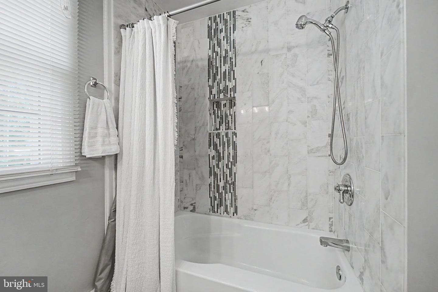 564 Williamsburg Lane photo 14