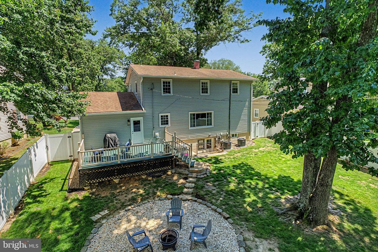 564 Williamsburg Lane photo 15
